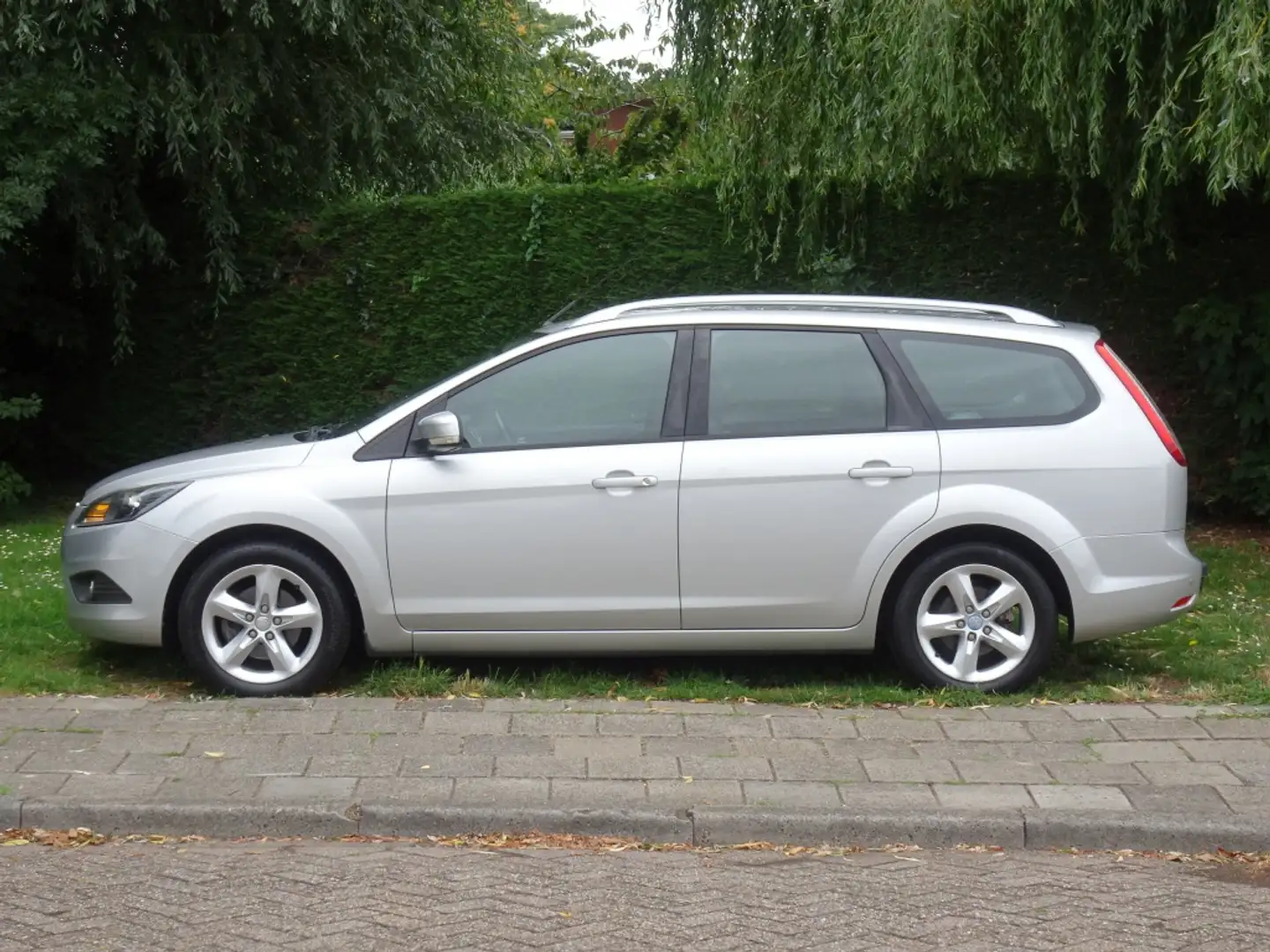 Ford Focus Wagon 1.6 Comfort met Radio en Airco Grijs - 2