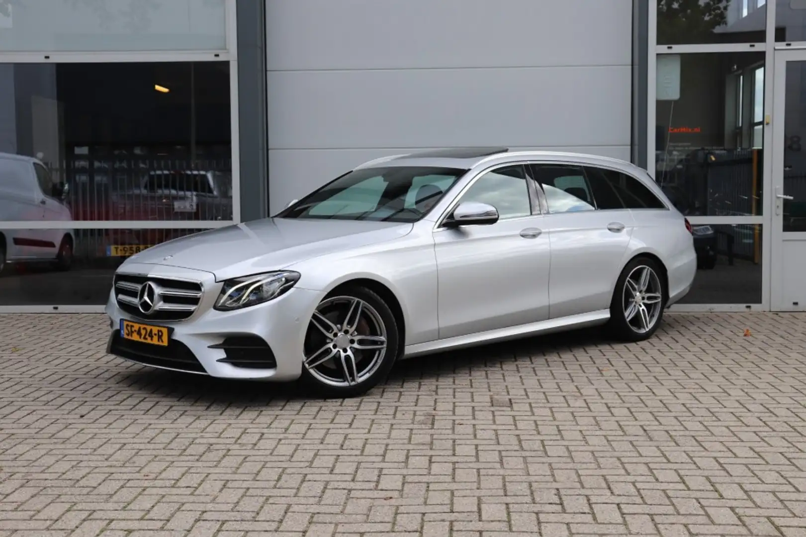 Mercedes-Benz E 220 220 D Estate AUT(9) Business Solution AMG/EURO6/SC Grijs - 1
