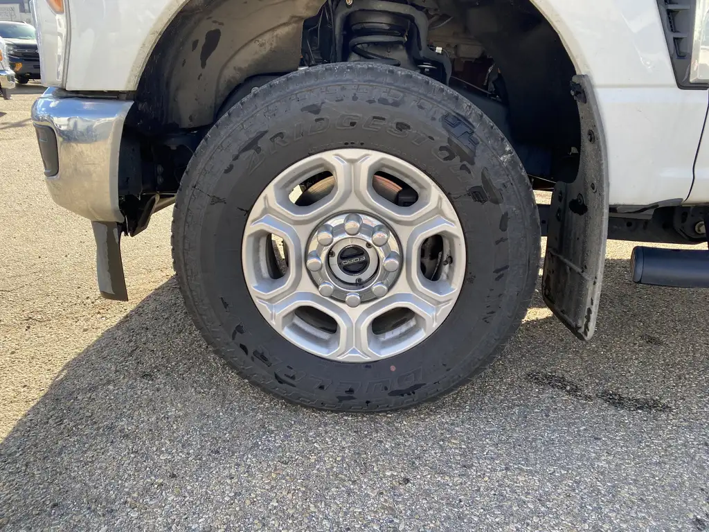2025 Ford F-350 Super Duty XLT Crew Cab 160 | 4X4 | Trailer Sway Control | SY — photo 4