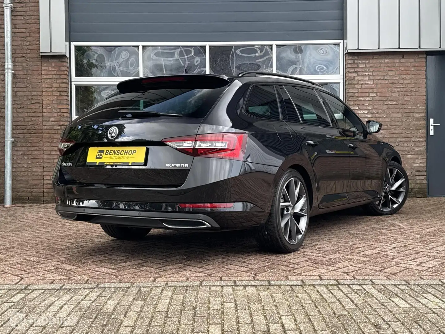 Skoda Superb Combi 1.8 TSI Sportline Kuipstoelen Navi Carplay M Zwart - 2