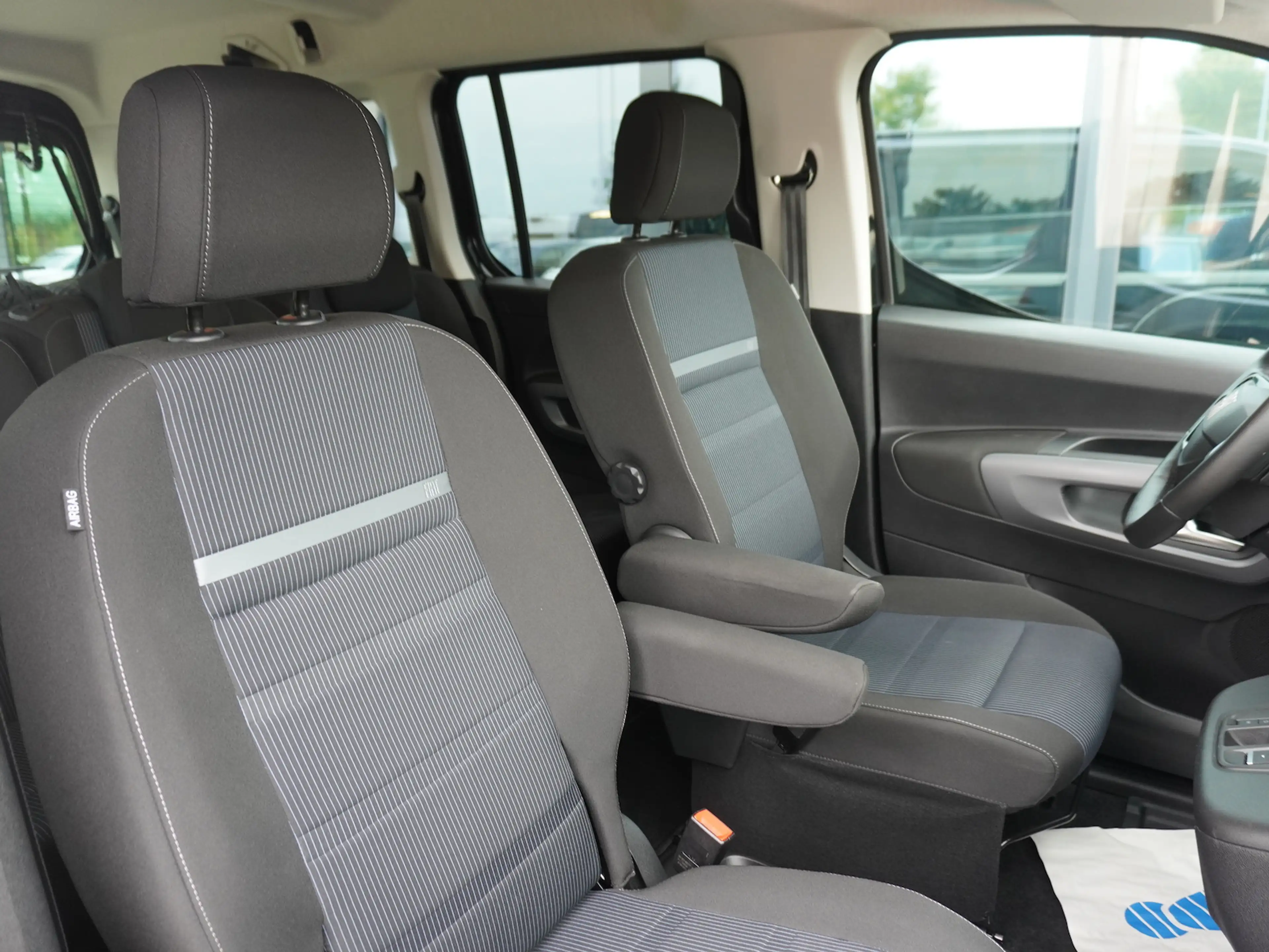 Fiat Doblo Maxi Kombi 130 AT / 10-Zoll-Navi + LED — photo 13