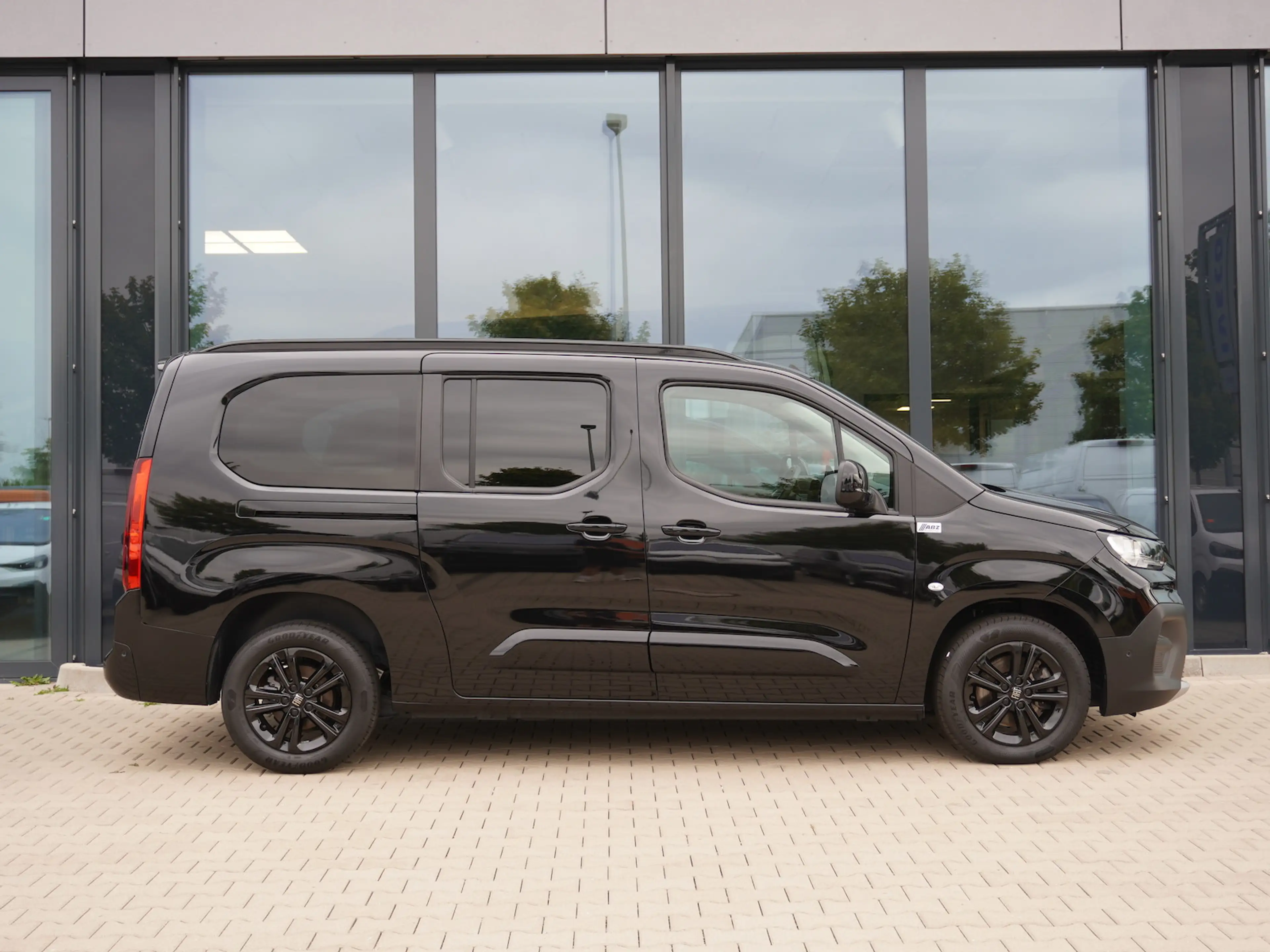 Fiat Doblo Maxi Kombi 130 AT / 10-Zoll-Navi + LED — photo 3