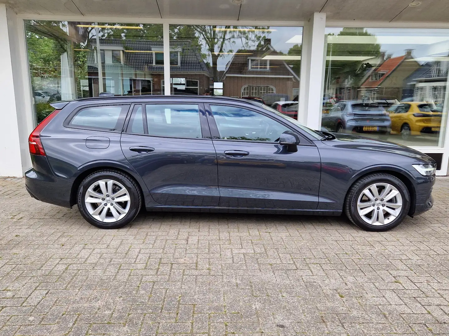 Volvo V60 2.0 T4 Momentum | Trekhaak | Navigatie | Achteruit Gris - 2