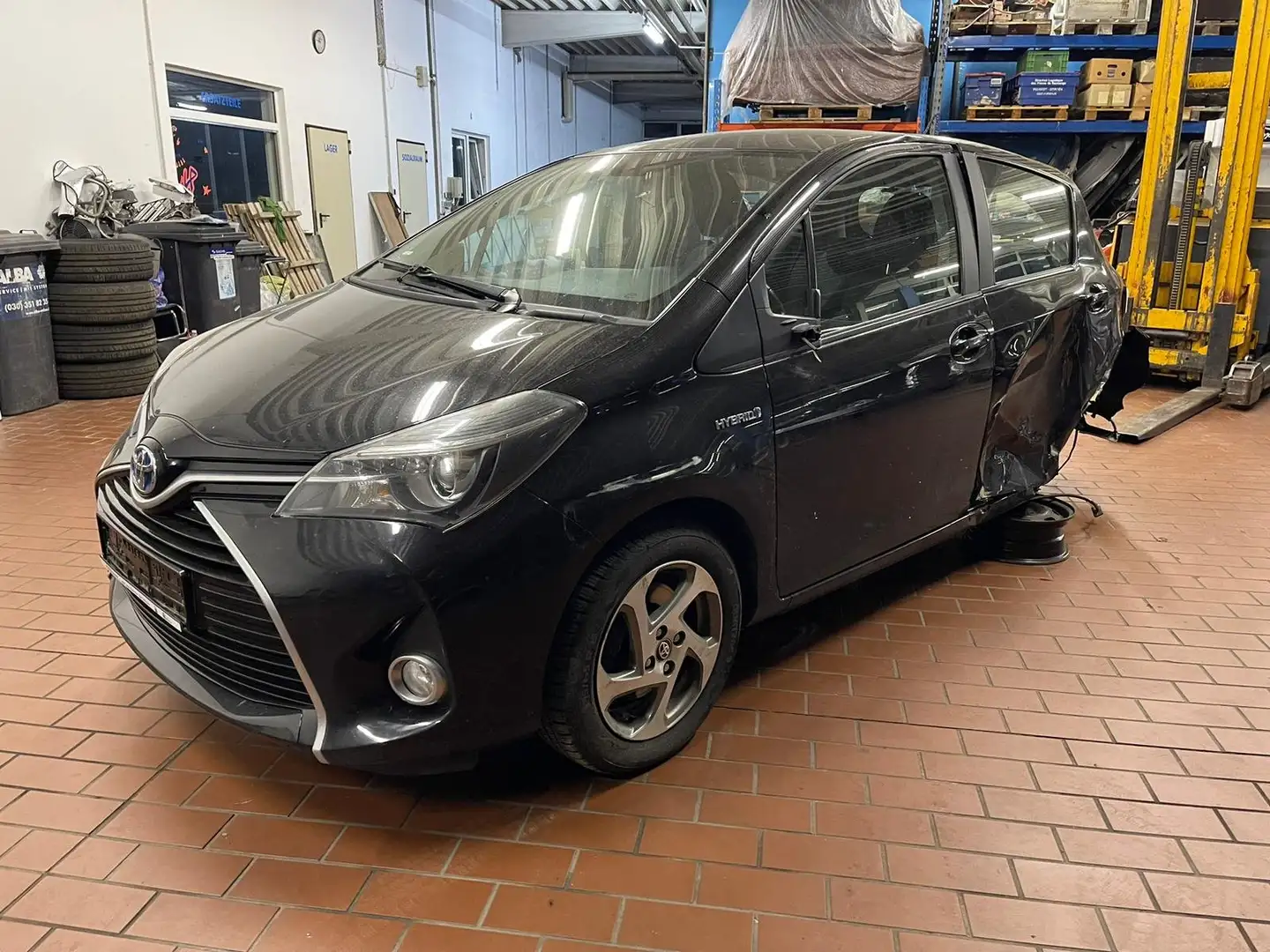 Toyota Yaris 1.5 Hybrid Basis Automatik Noir - 1