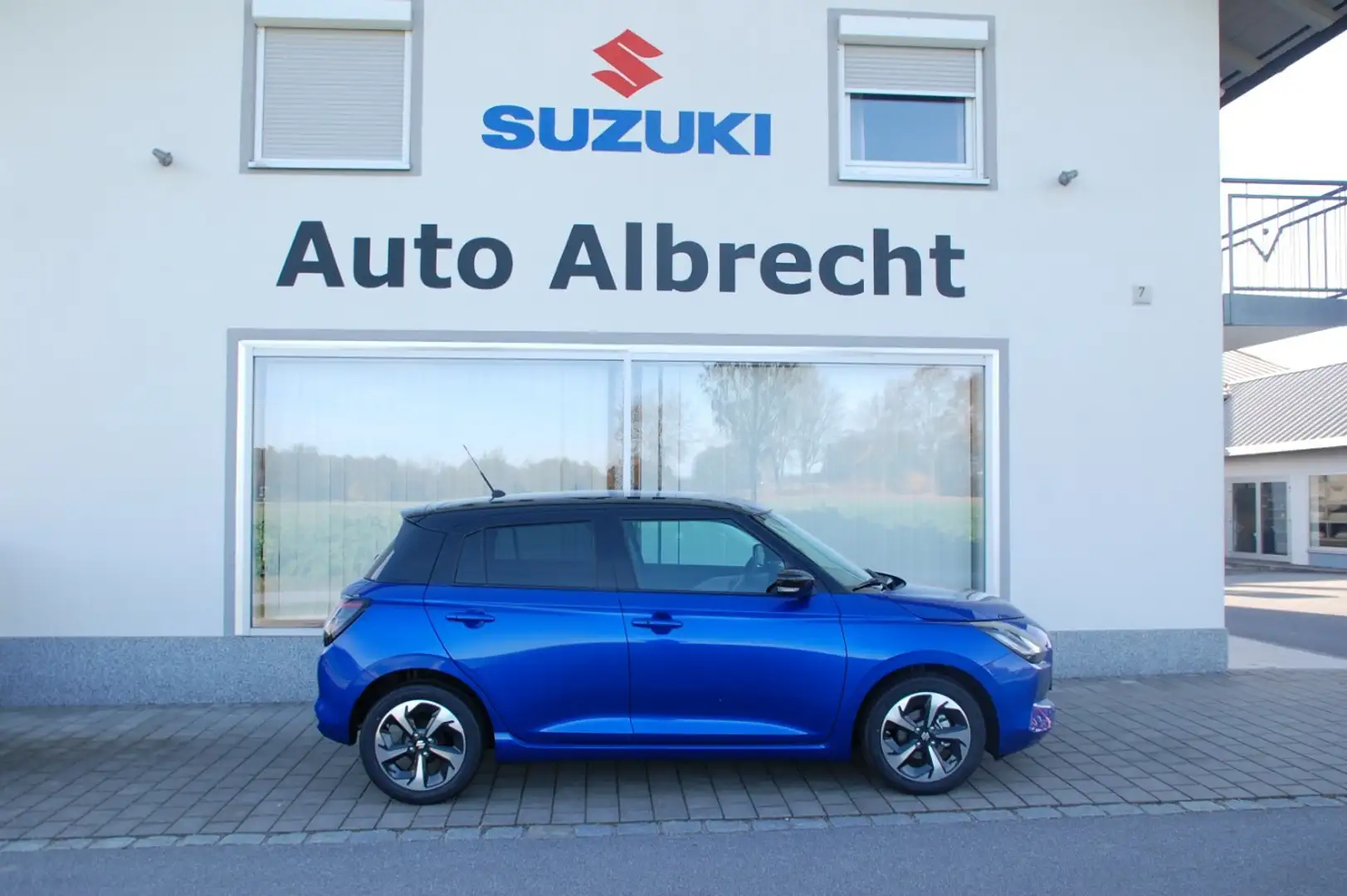 Suzuki Swift 1.2 Dualjet Hybrid 61 kW Comfort+ Blau - 1