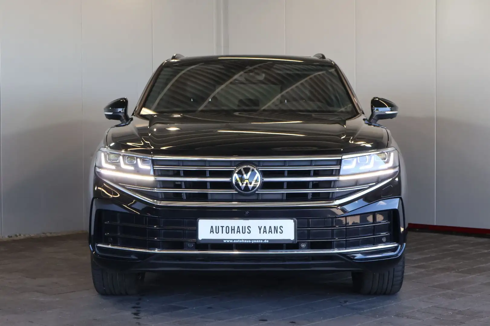 Volkswagen Touareg 3.0 TDI 4M Eleg. LUFT+HUD+AID+PANO+AHK Чёрный - 2