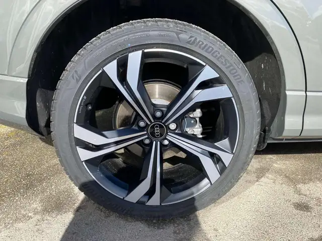 Audi Q3 view 15