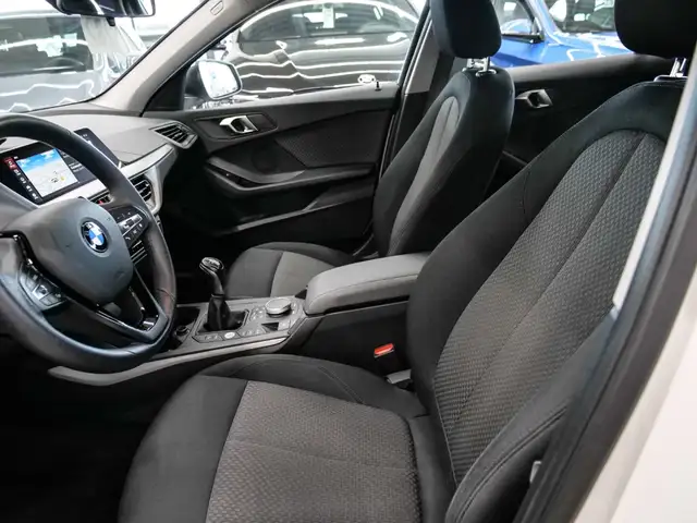 BMW 1 Series view 9