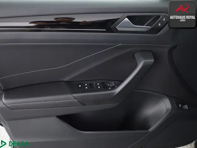 Volkswagen T-Roc view 23