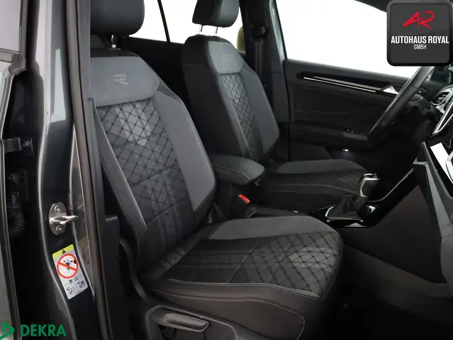 Volkswagen T-Roc view 12