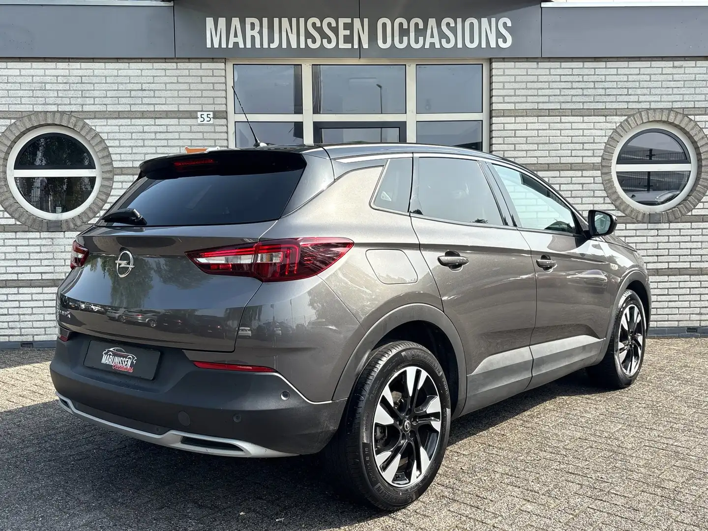 Opel Grandland X 1.2 Turbo Innovation |1e eig| Grau - 2