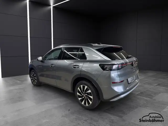 Volkswagen T-Roc view 4
