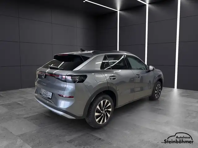 Volkswagen T-Roc view 7