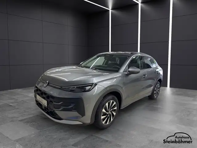 Volkswagen T-Roc view 2