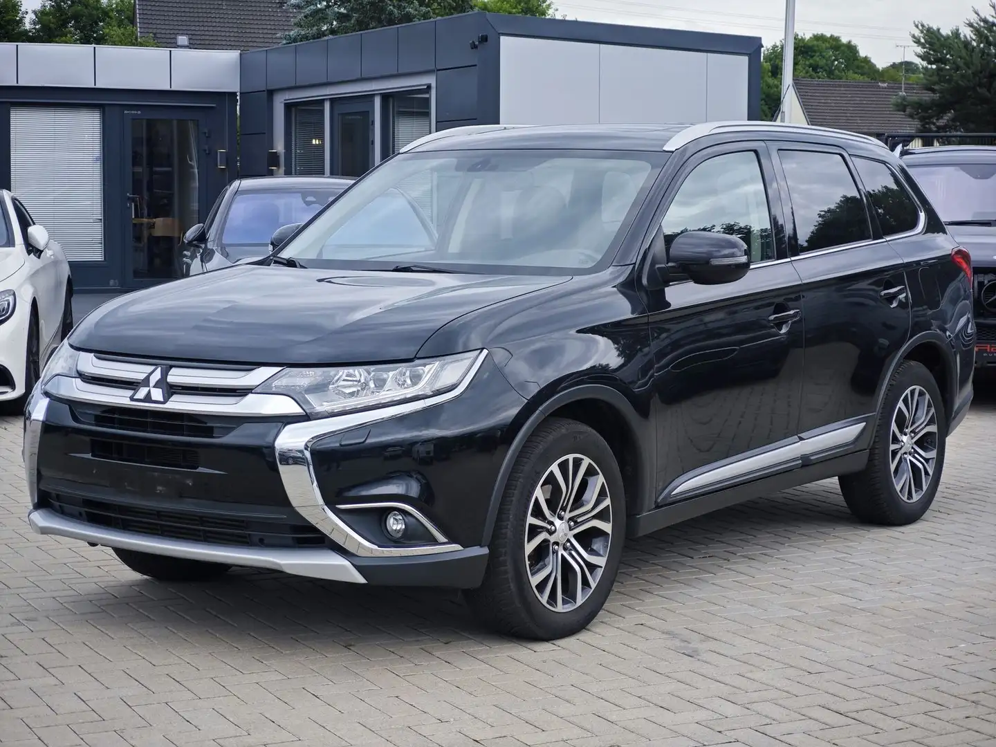 Mitsubishi Outlander Top 4WD|7-Sitzer|Schiebedach|Xenon|Cam Schwarz - 1