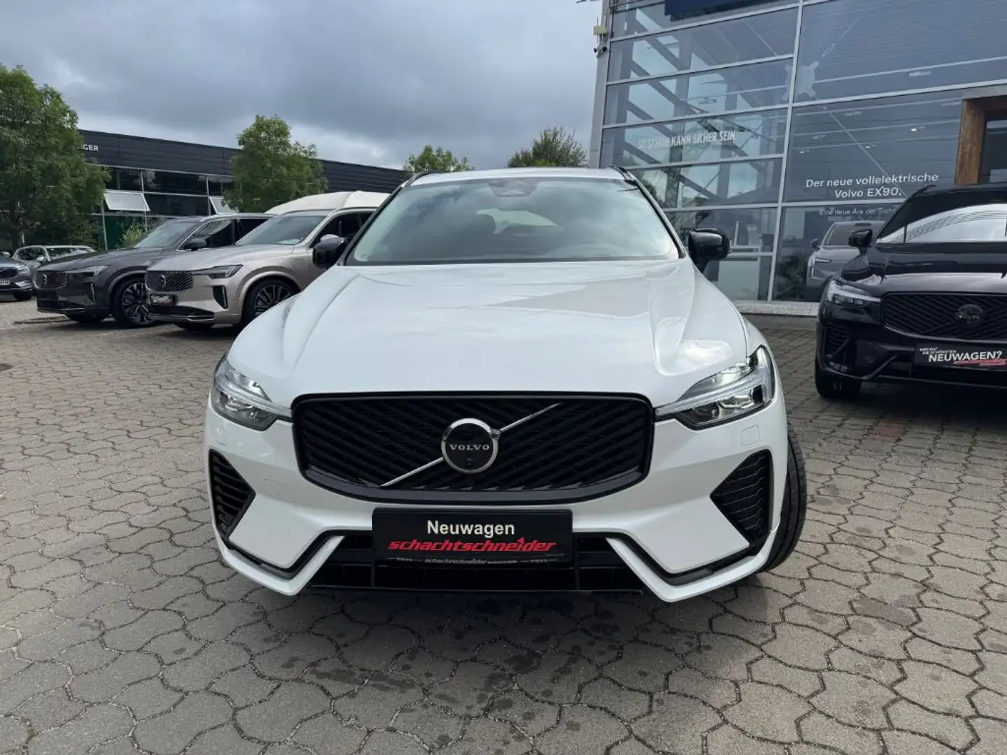 Volvo XC60 T6 AWD Plus Dark+LagomPak+AHZV+SOFORT Weiß - 2