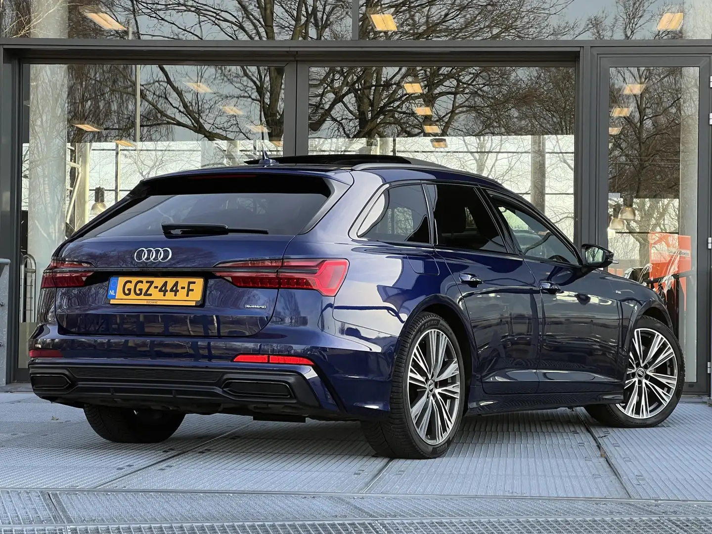 Audi A6 Avant 55 TFSI e quattro Competition S-line | Panor Blau - 2