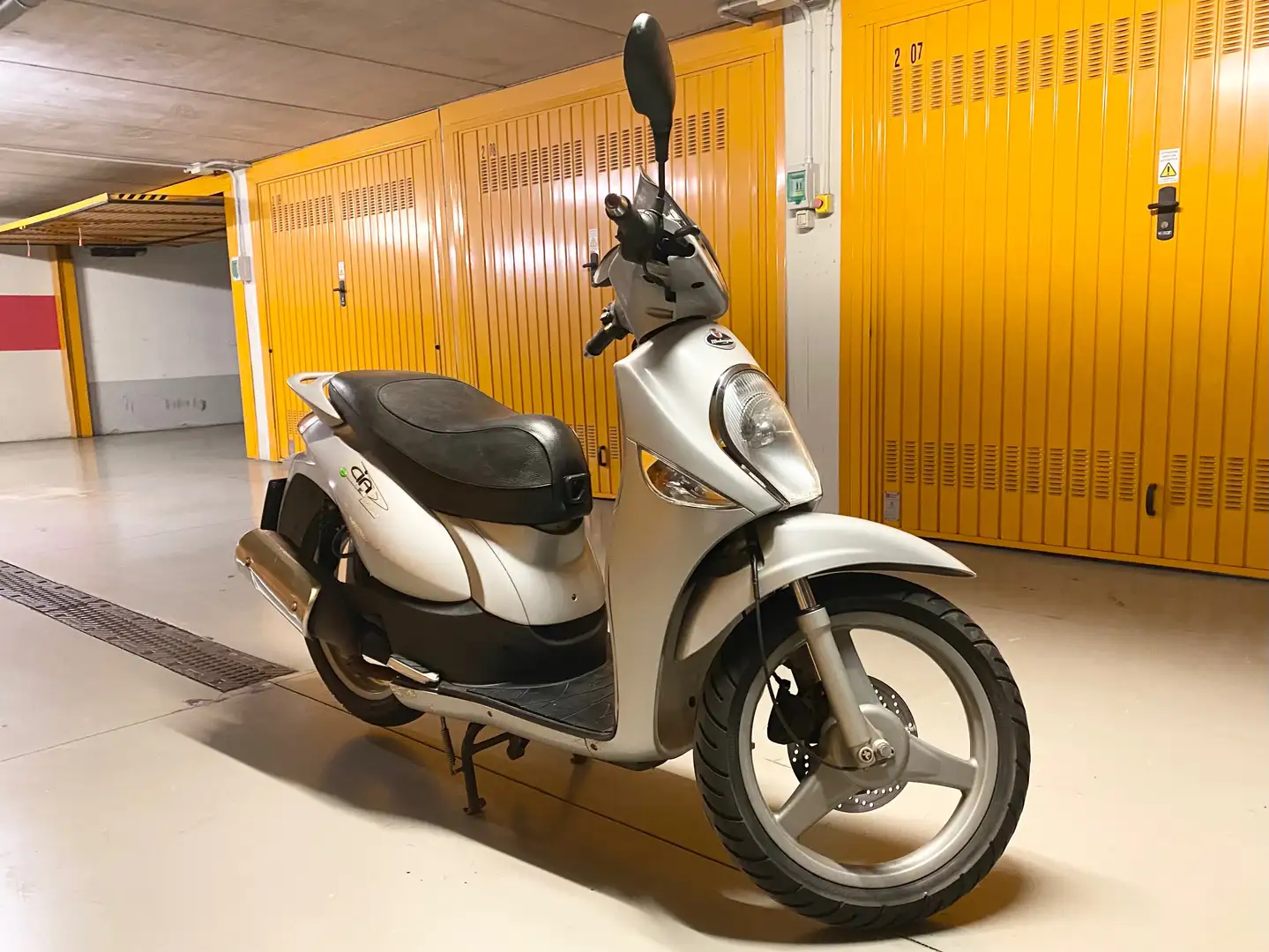 Malaguti Ciak 125 SOLO 10.000 KM Plateado - 1