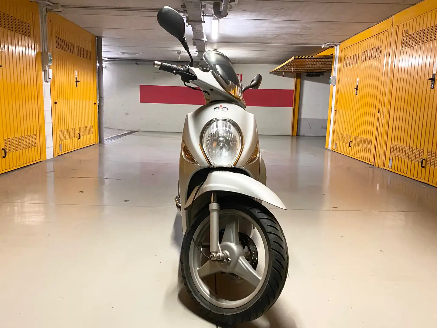 Malaguti Ciak 125 SOLO 10.000 KM Plateado - 2