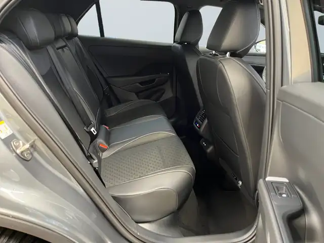 Volkswagen T-Roc view 11