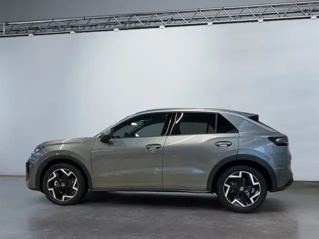 Volkswagen T-Roc view 3