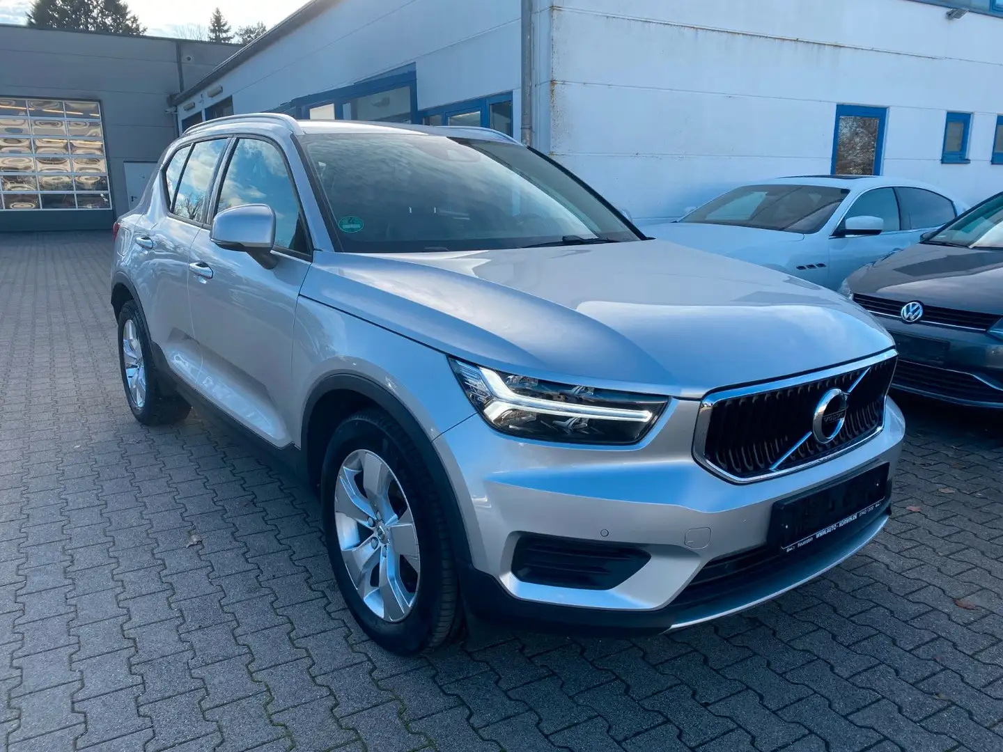 Volvo XC40 Momentum 2WD Silber - 2