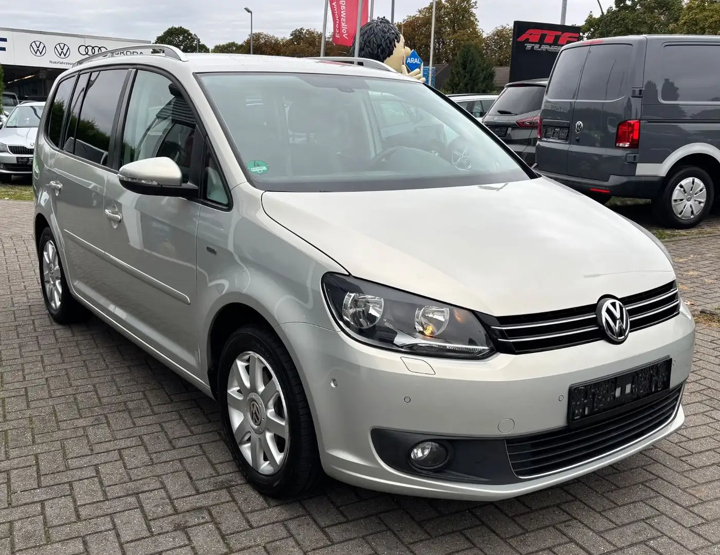Volkswagen Touran Life Gold - 2