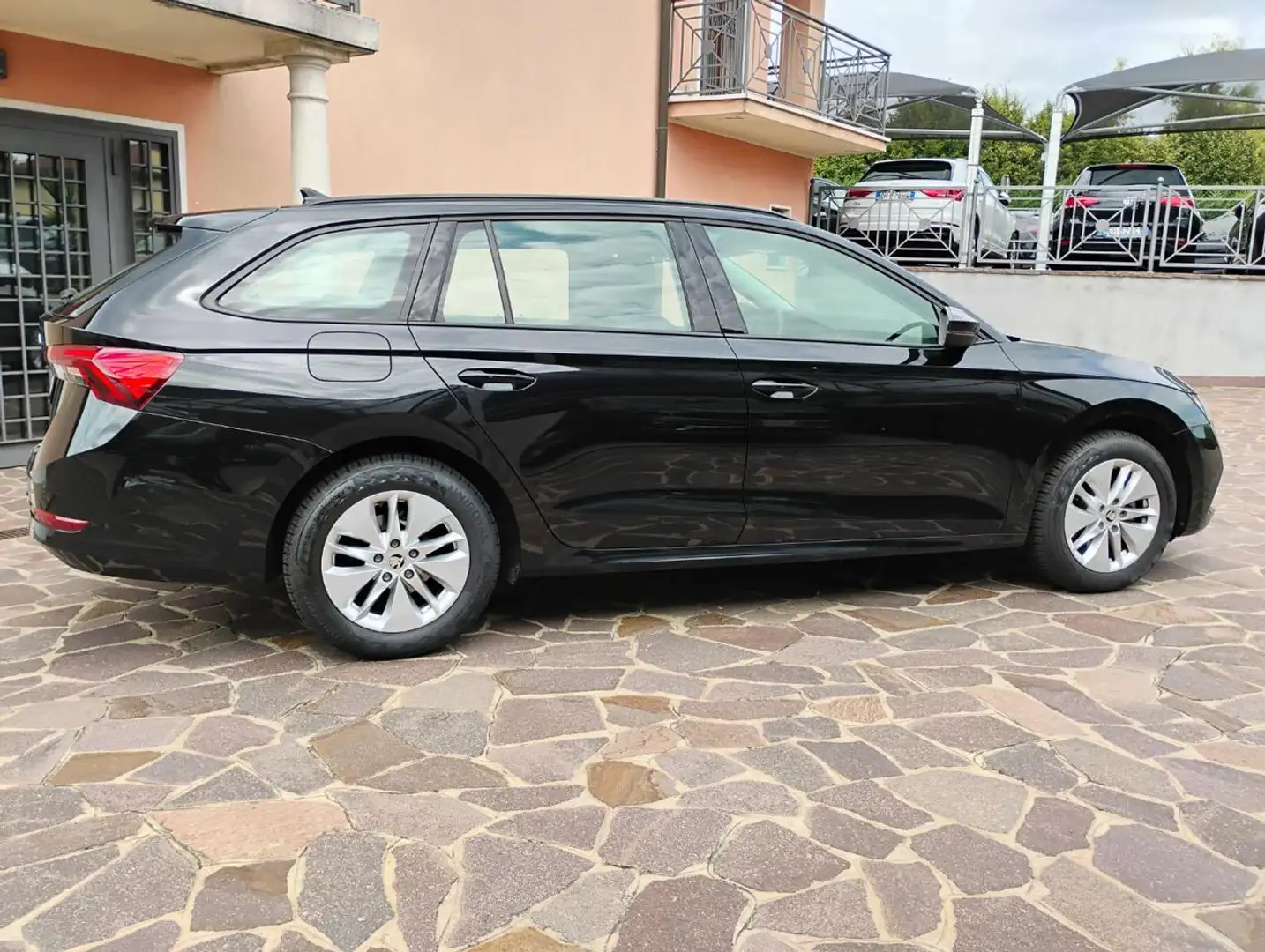 Skoda Octavia 2.0 TDI EVO SCR Wagon Executive DSG Nero - 2