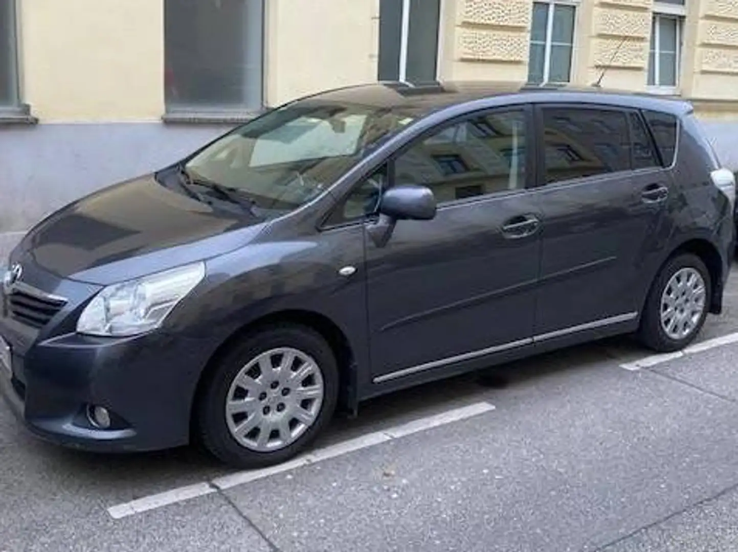 Toyota Verso Verso 2,0 D-4D 125 Comfort DPF Comfort Grau - 2