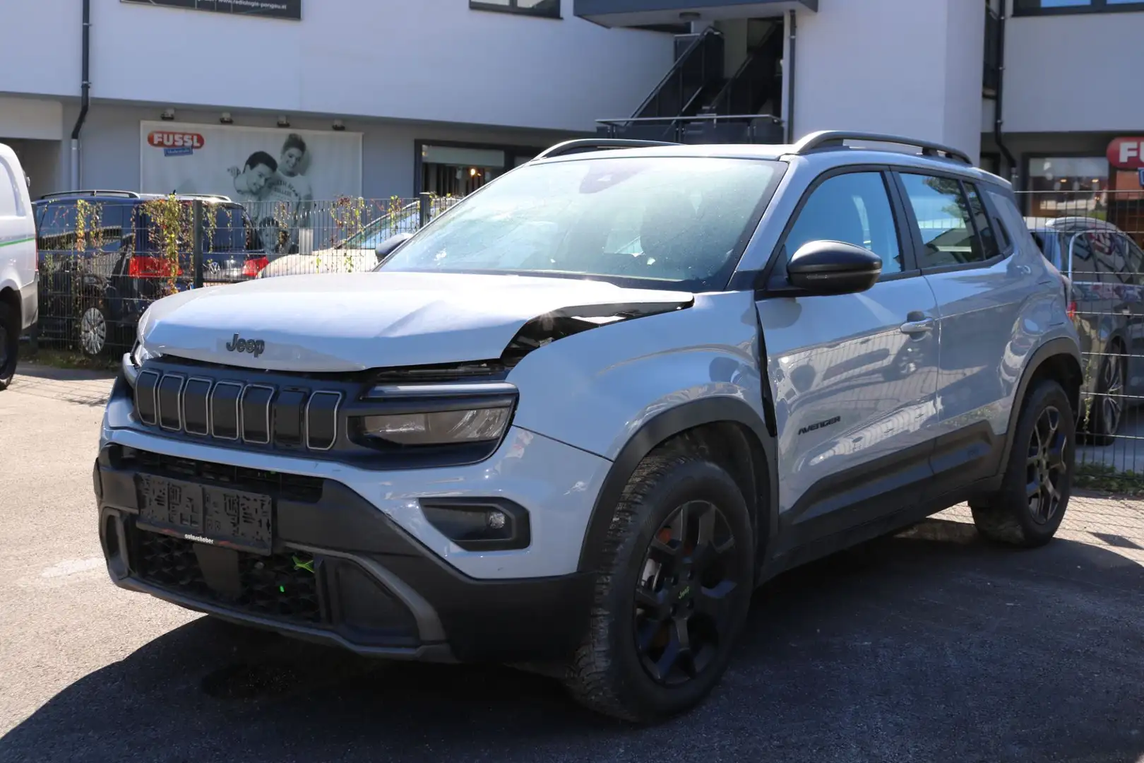 Jeep Avenger 1.2 T3 e-Hybrid 4xe Upland e-DCT6 Grau - 1