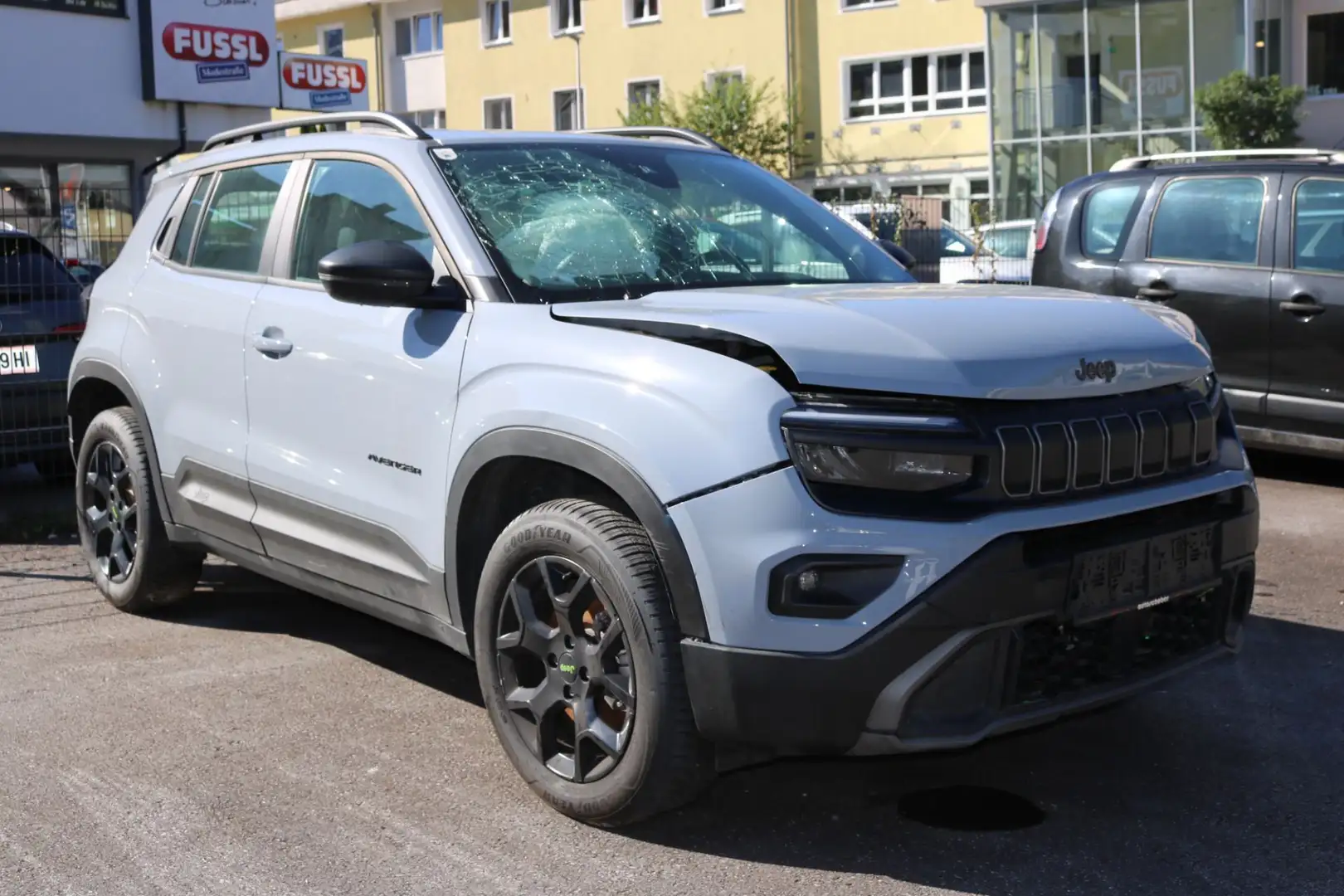 Jeep Avenger 1.2 T3 e-Hybrid 4xe Upland e-DCT6 Grau - 2
