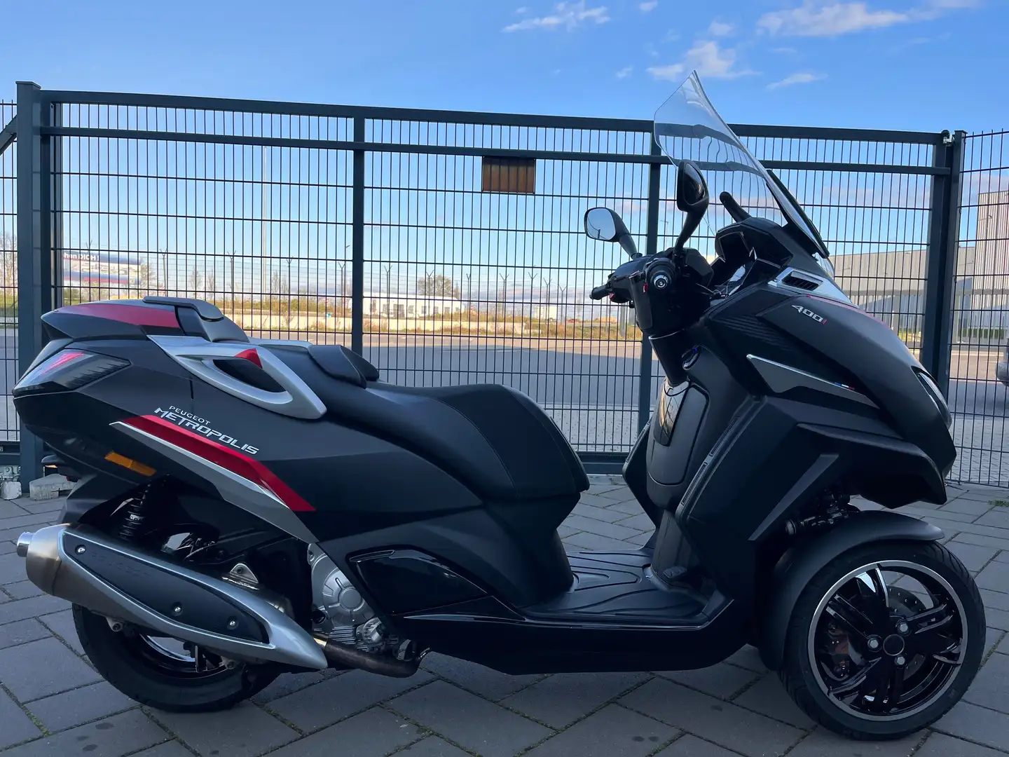 Peugeot Metropolis 1.FRAUENHAND**NUR 1800KM**HU, INSPEKTION NEU** Negro - 1