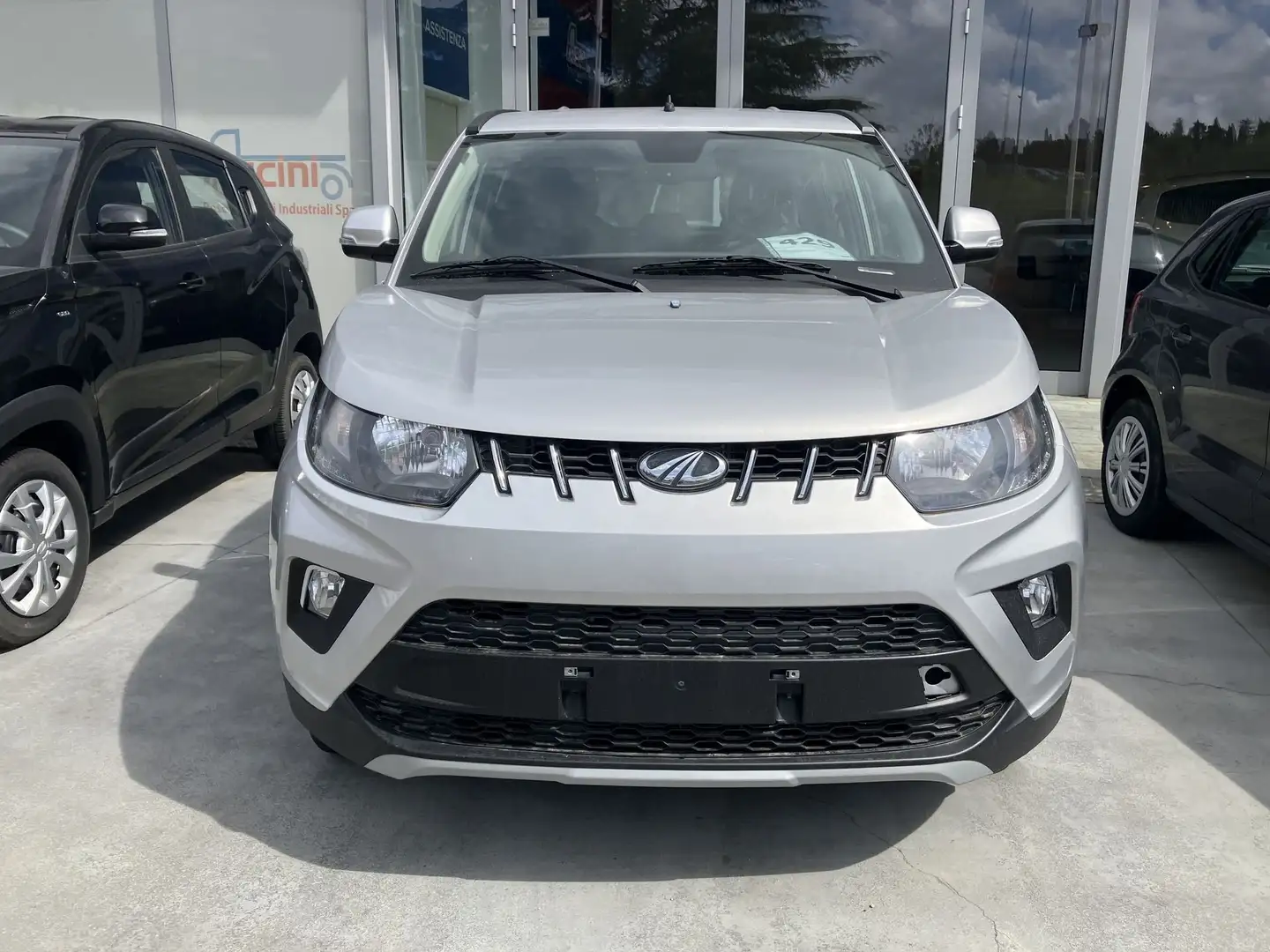 Mahindra KUV100 KUV100 1.2 VVT K6+ Silber - 2