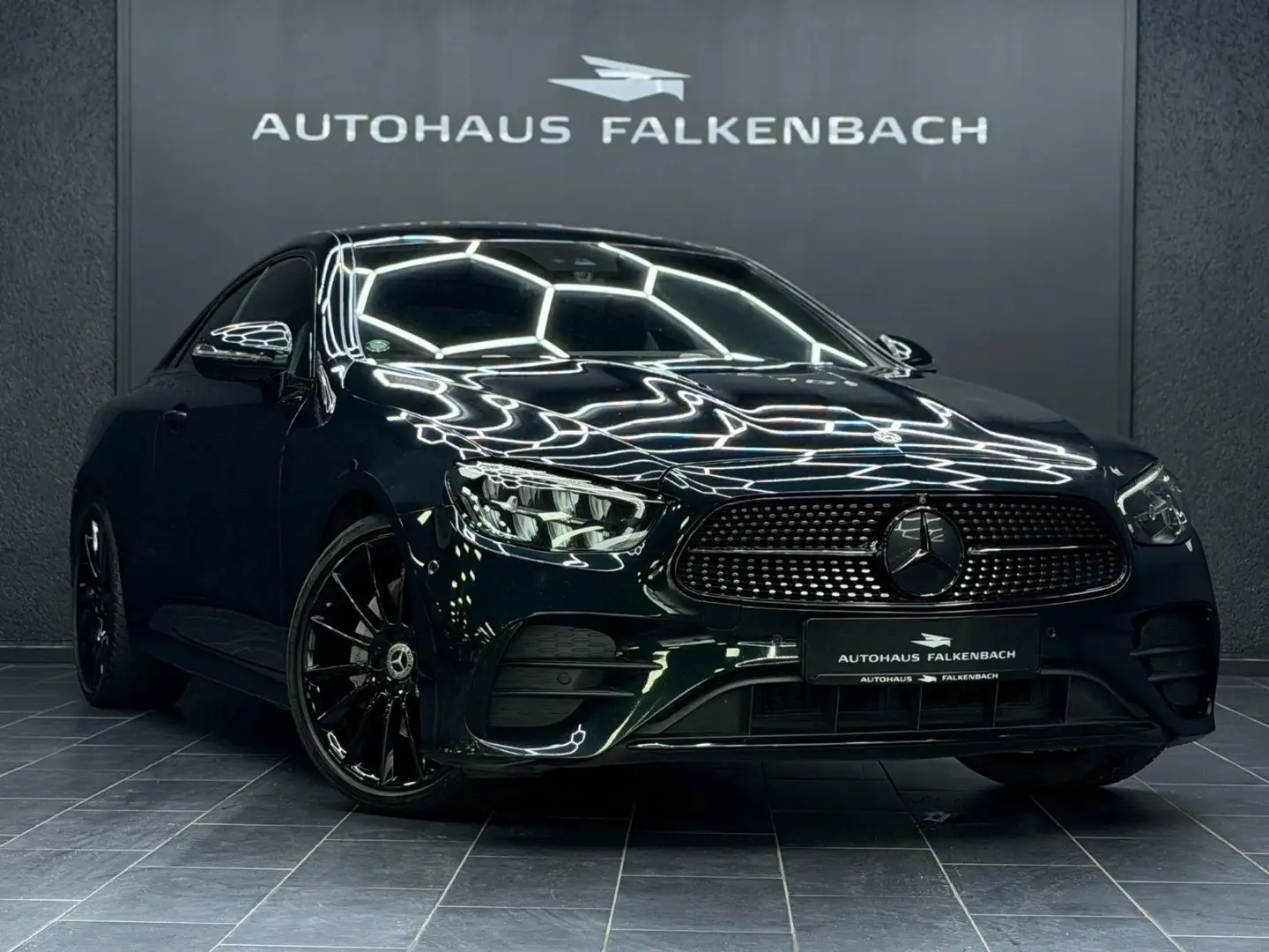 Mercedes-Benz E 220 D*AMG*COUPE*E53*360°*MEMORY*2.HAND*20ZOLL Grün - 1