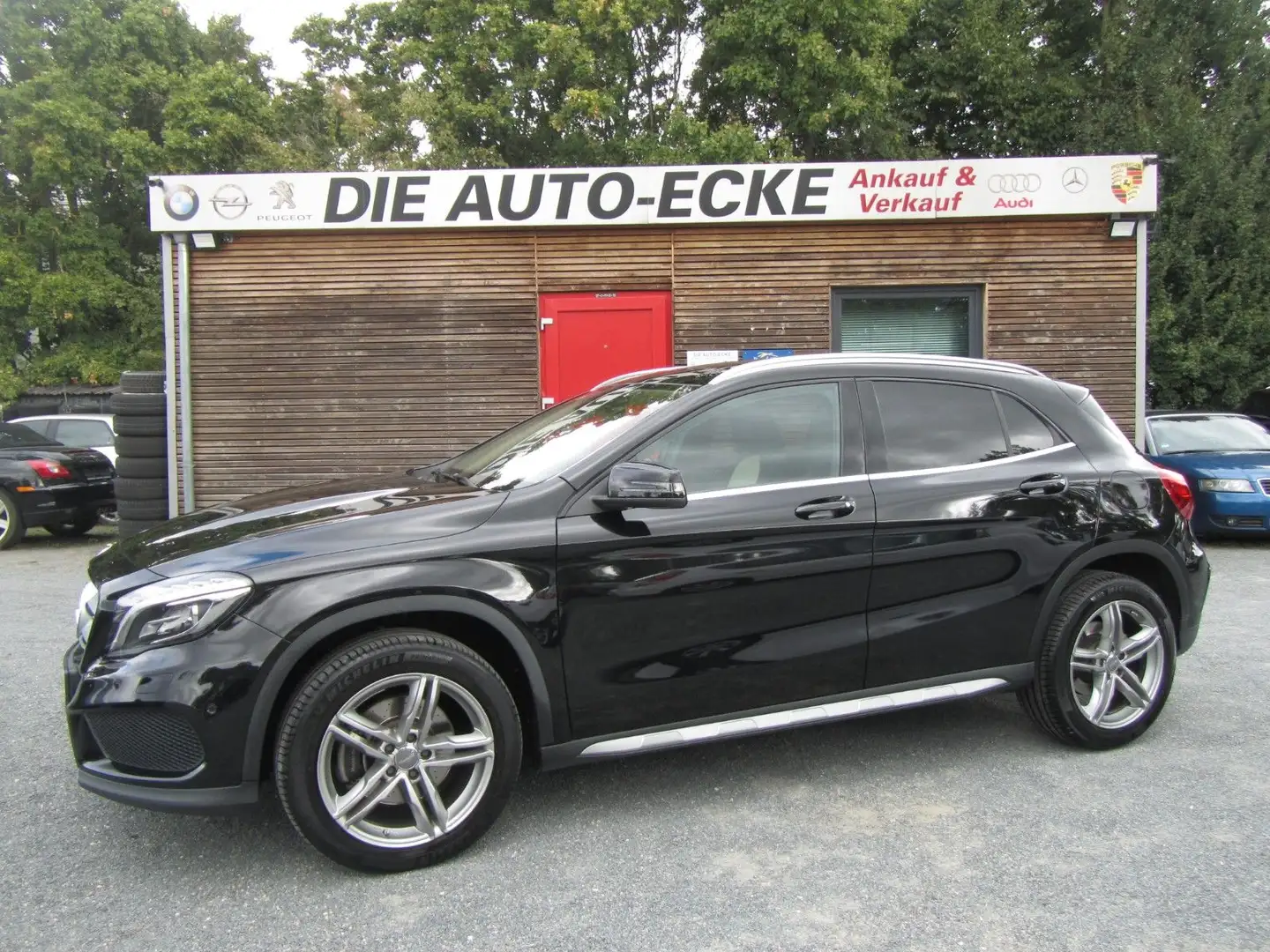 Mercedes-Benz GLA 220 CDI / AMG-Line /1.Hand / Pano Schwarz - 1