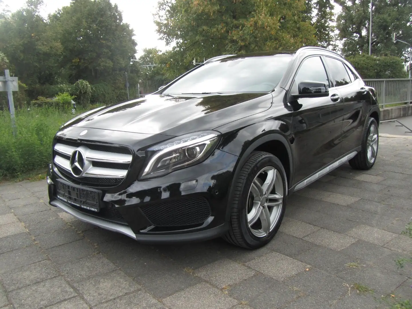 Mercedes-Benz GLA 220 CDI / AMG-Line /1.Hand / Pano Schwarz - 2
