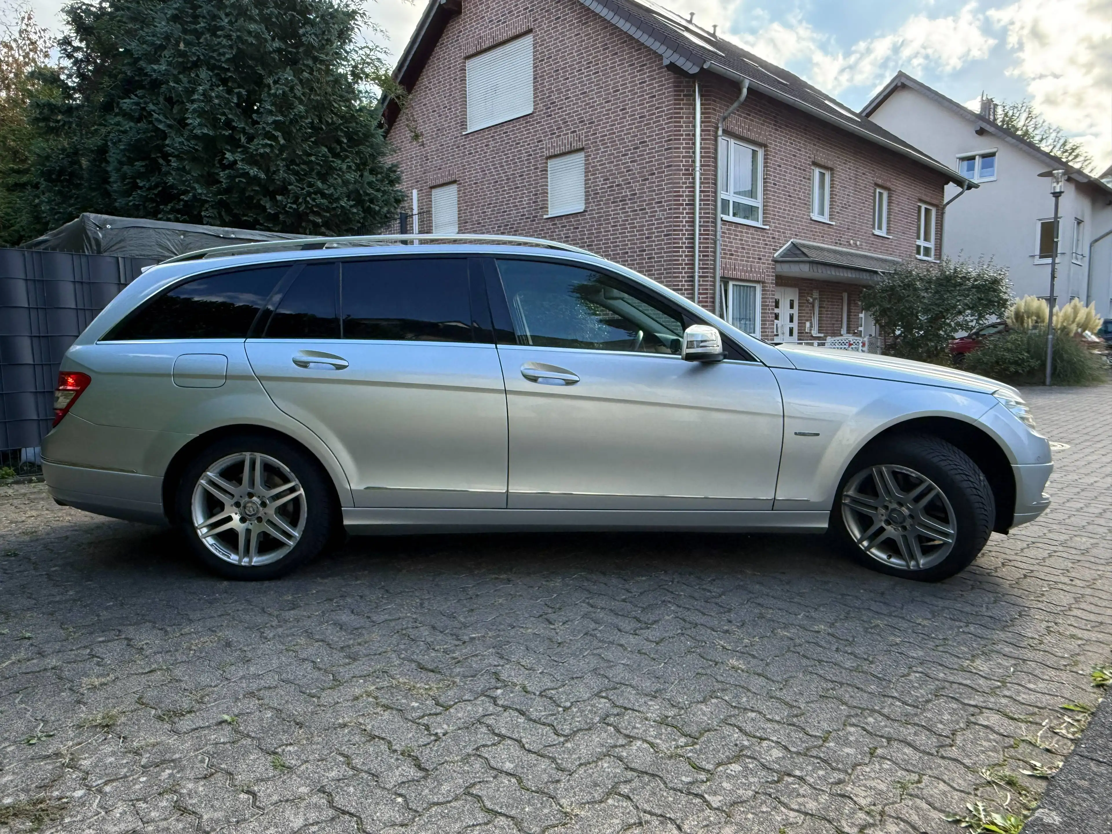 Mercedes-Benz C 350 CDI BlueEfficiency *1.Hand*Scheckheft*TÜV&Service NEU*Unfallfrei*Nachlackierungsfrei — photo 4