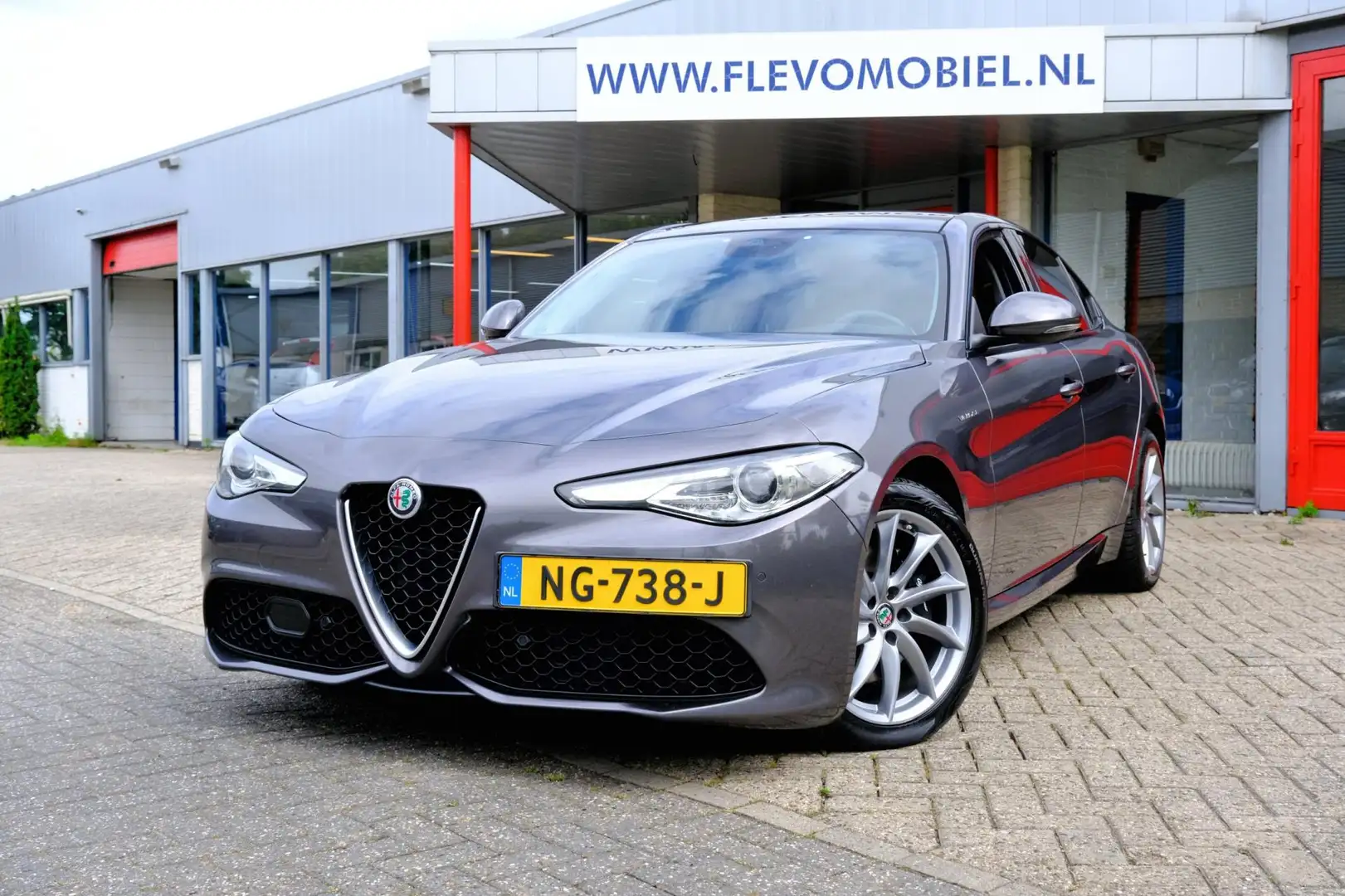 Alfa Romeo Giulia 2.2 AWD 210pk Veloce Aut. Pano|Leder|Navi|Cam Šedá - 1
