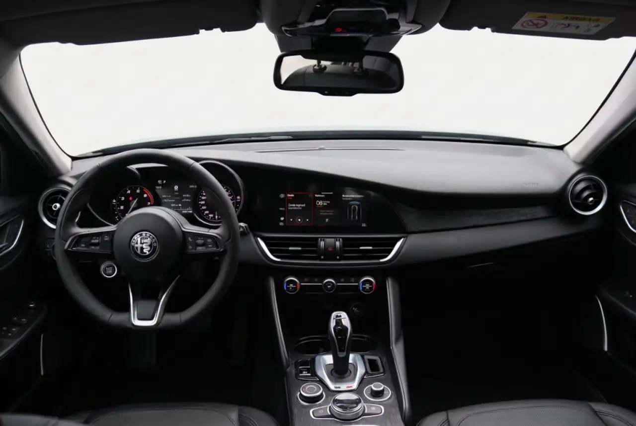 Alfa Romeo Giulia 2021 — фото 13