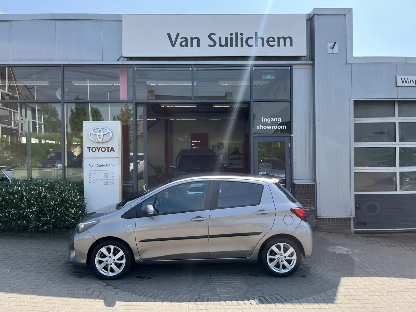 Toyota Yaris 1.5 Hybrid Dynamic Brun - 1