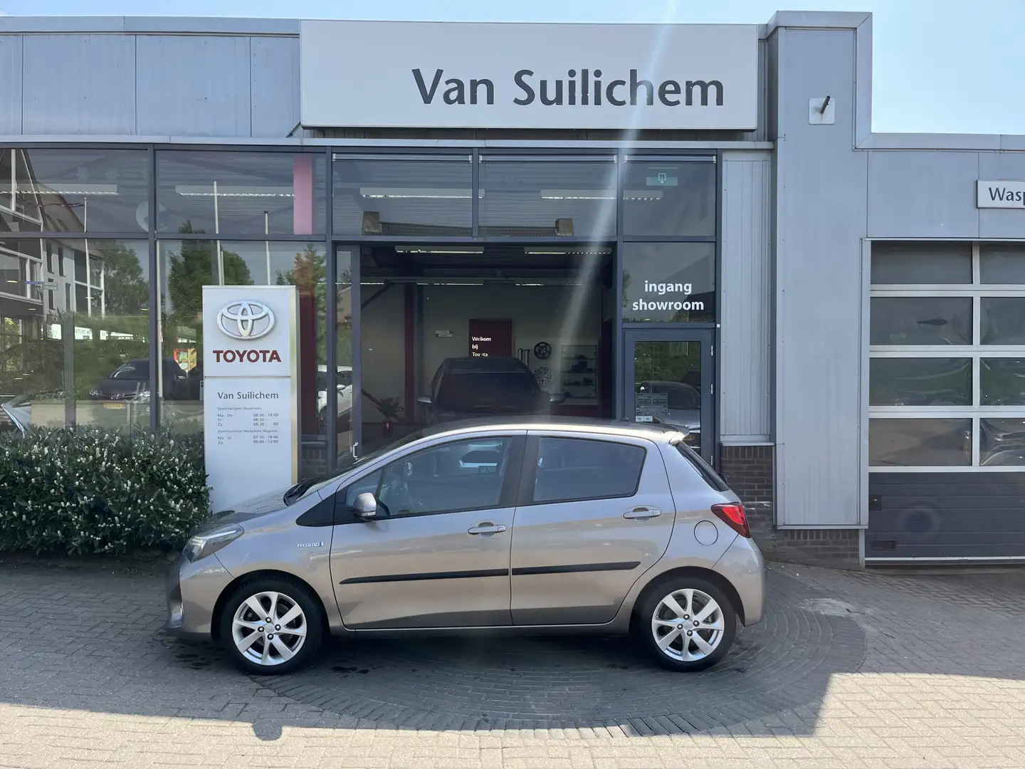 Toyota Yaris 1.5 Hybrid Dynamic Brun - 2