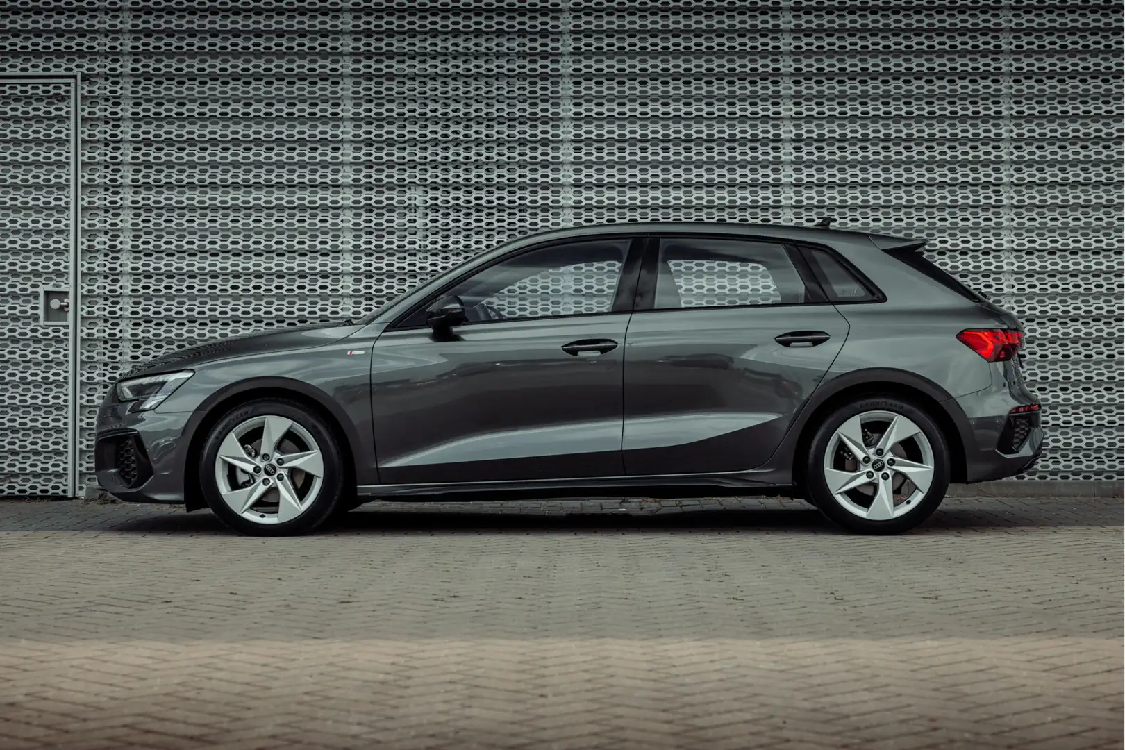 Audi A3 Sportback 30 TFSI 110pk s-tronic S edition Grijs - 2