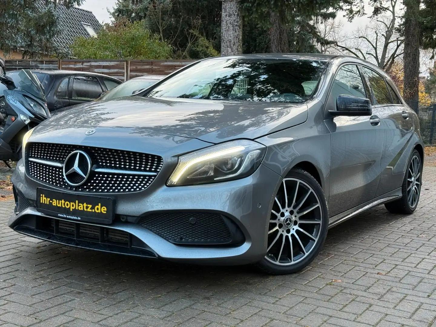 Mercedes-Benz A 180 AMG Line Navi, LED Gris - 2