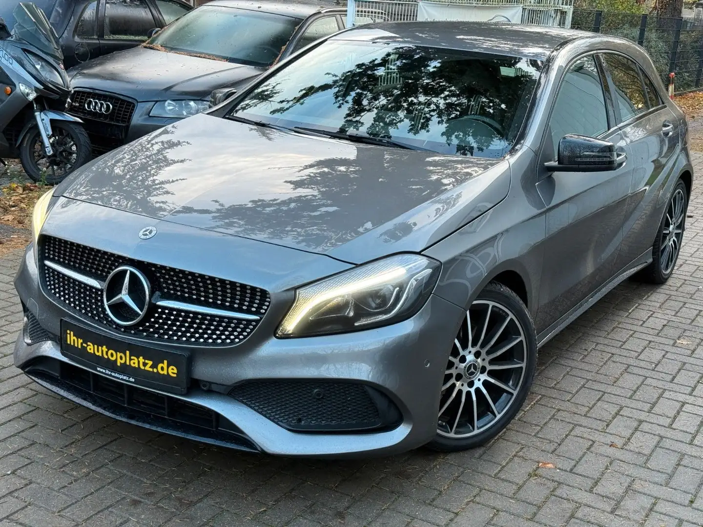 Mercedes-Benz A 180 AMG Line Navi, LED Gris - 1