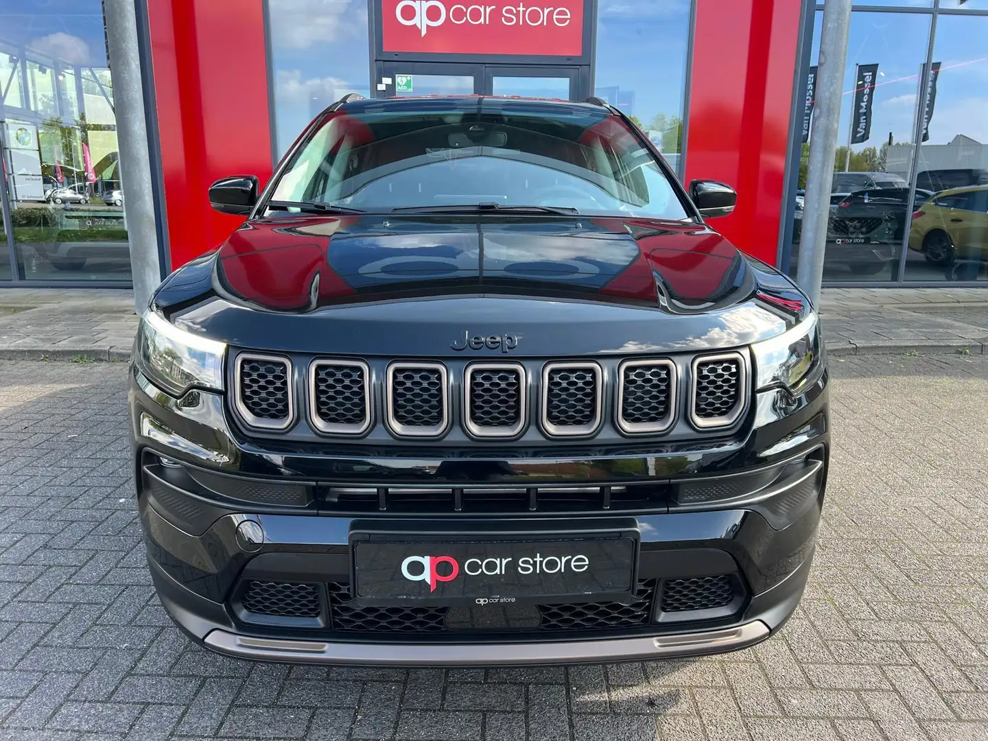 Jeep Compass 4xe 240 Plug-in Hybrid Electric Limited Zwart - 2