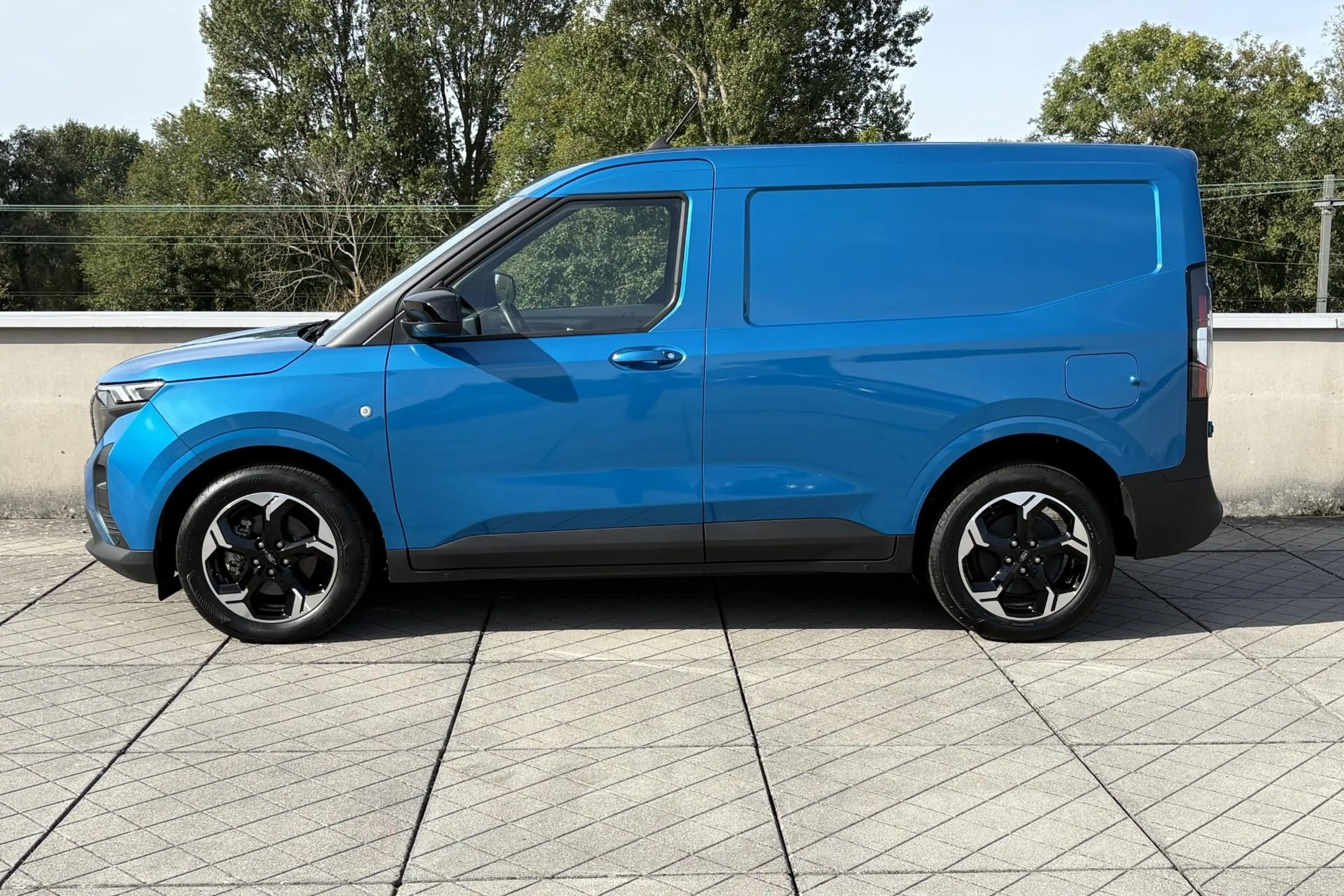 Ford Transit Courier E-Transit Limited 44 kWh — photo 7