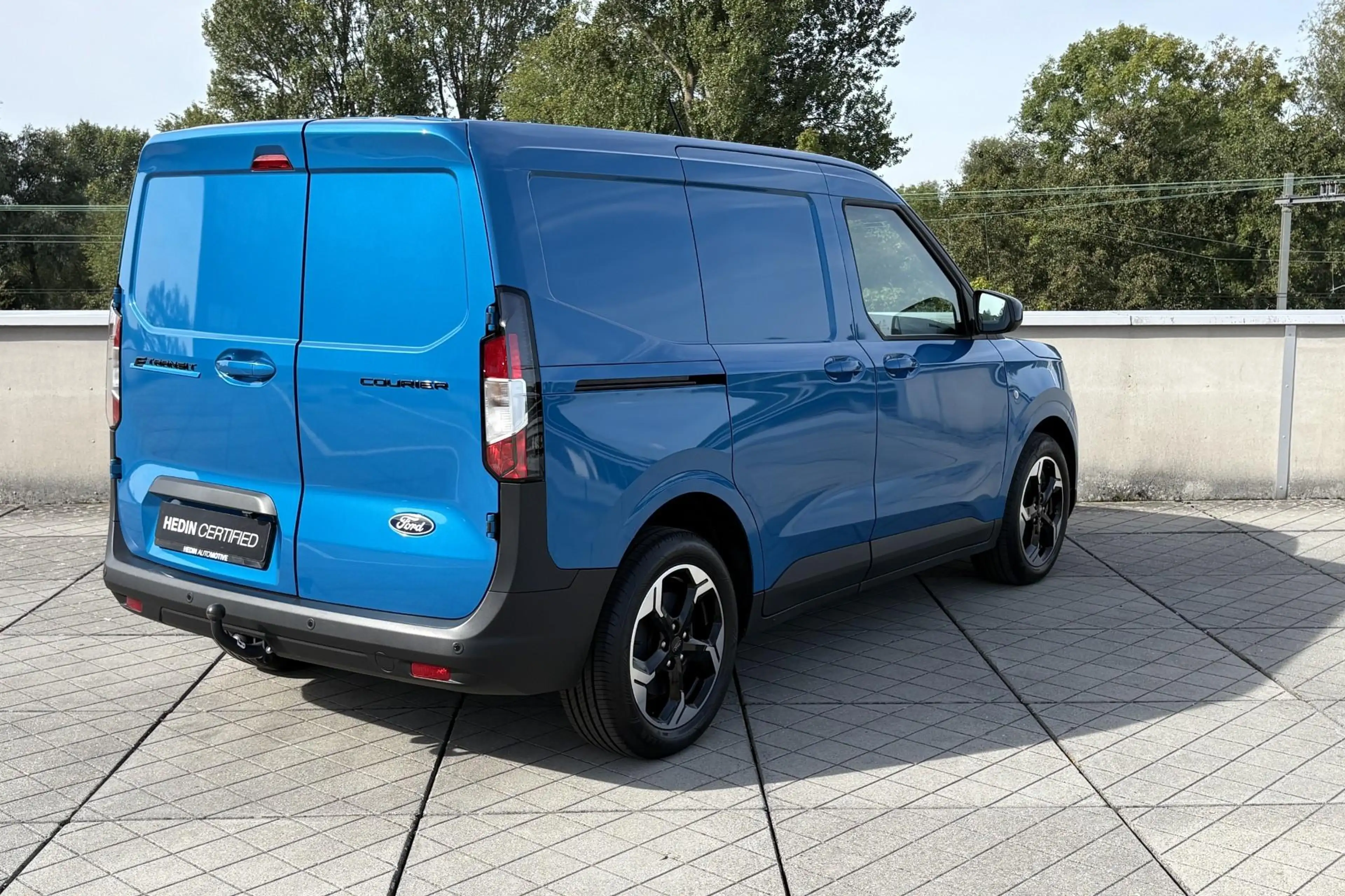 Ford Transit Courier E-Transit Limited 44 kWh — photo 2
