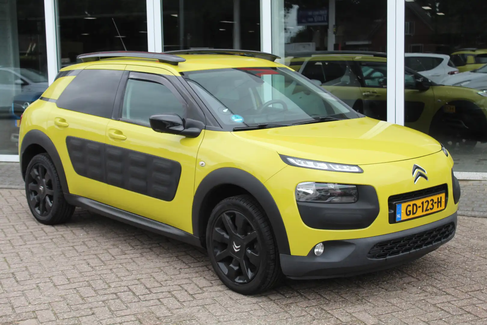 Citroen C4 Cactus 1.2 VTi Shine Jaune - 2