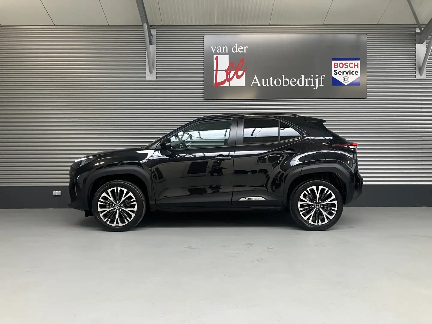 Toyota Yaris Cross 1.5 Hybrid 130 EXECUTIEVE/PDC V+A/EL A KLEP/DODE H Zwart - 2
