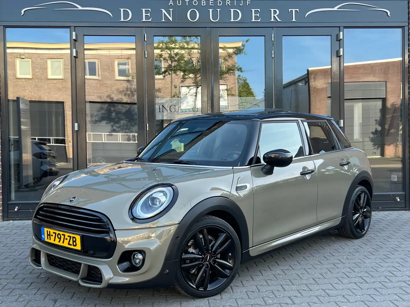 MINI Cooper Mini 1.5 Chili AUT 5D. JCW PANO / CARPLAY / LEER Grijs - 1